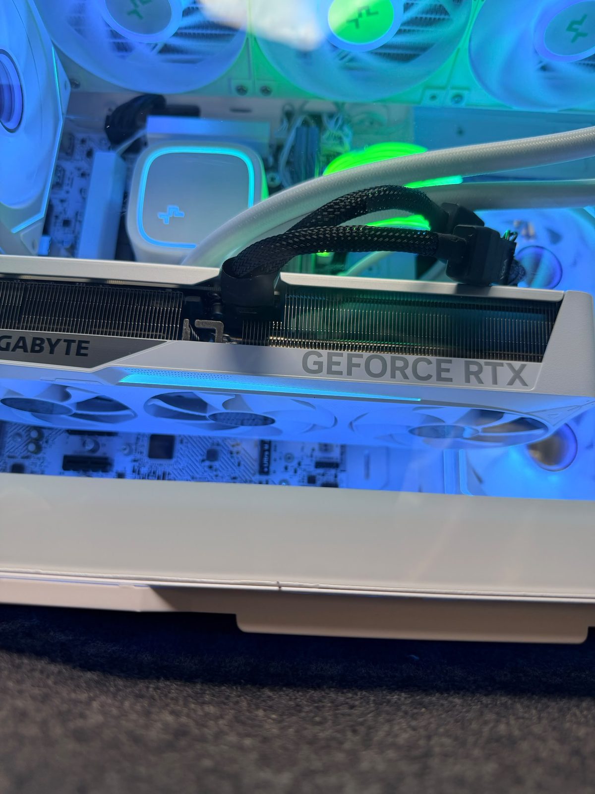 PC Gaming White RTX 5070 – Intel Core i7-14700F | 32 Go DDR5 | 1 To SSD | RTX 5070 12 Go